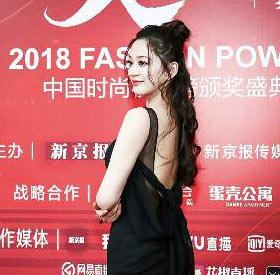 <b>唐本出席中国时尚权力榜颁奖盛典 两套礼服现身诠释时尚花样风格</b>