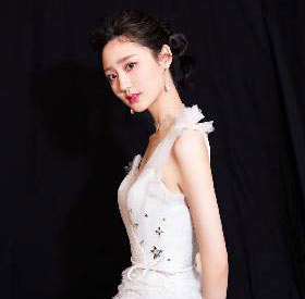 王莫涵亮相时尚盛典 一袭白裙比糖还甜