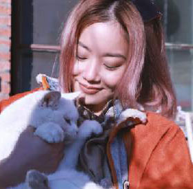 王菊看望被救助流浪猫狗 领养高龄白猫