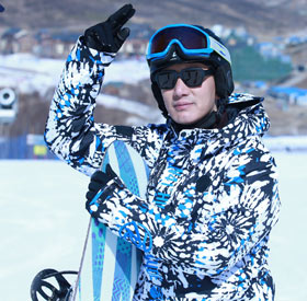 蒲巴甲现身滑雪公开赛 聚焦冰雪运动助威