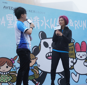 杨千嬅出席慈善活动 为缺水山区背出未来