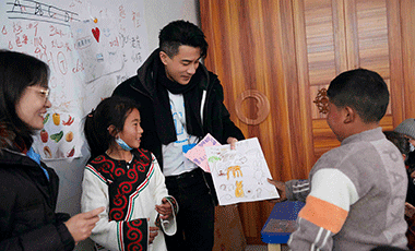 刘恺威探访大凉山儿童服务站 以公益之力