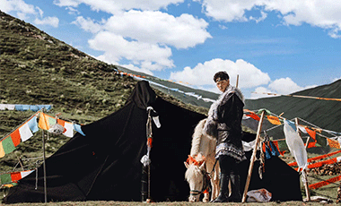 代羽宸远赴西藏拉萨拍摄