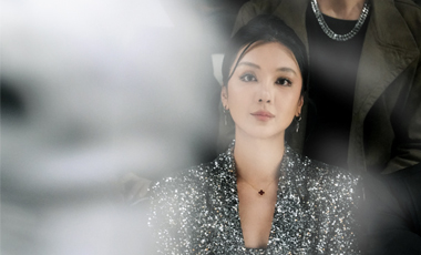 旺姆闪耀中国国际时装周 银色亮片造型成全场焦点