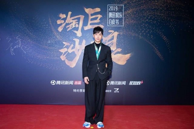 黄晓明身着金属感印花衬衫出席盛典 获2019国民男艺人荣誉