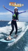 Angelababy夏日冲浪视频释出 运动风造型展