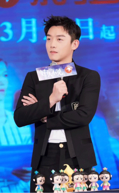 郑恺新剧《好久不见》饰演创业青年  发布会曝大学青涩照