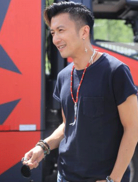 <b>《新歌声》导师谢霆锋首次“开课”，鸟巢亮相坐镇盲选</b>