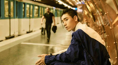 王子异巴黎时装周街拍曝光 复古街头率性切换