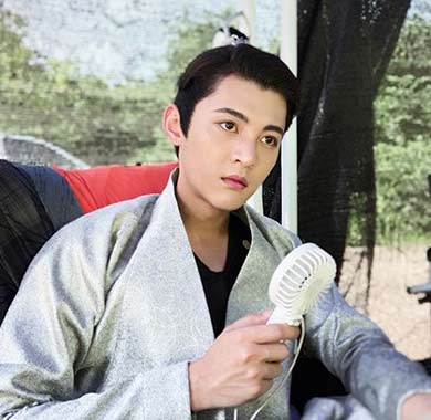 <b>胡一天陈哲远周骏超《绝代双骄》曝合照 少年意气仗剑江湖</b>