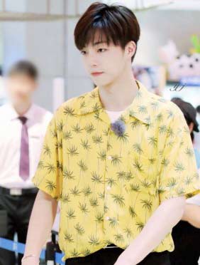 <b> 陈立农、周洁琼现身上海街头引围观 聚焦都市年轻人生活 《Hi 室友》正在录制</b>