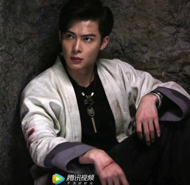 <b>张铭恩《沙海》热播 神还原“老年式”玩手机</b>