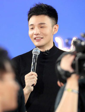 <b>《这就是歌唱》李荣浩紧身黑衣专业点评  一秒说哭女选手</b>