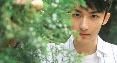 陈泓政清新写真曝光 帅气少年笑容和煦如微风轻拂