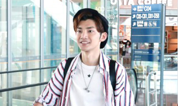 <b>蒋龙一身休闲LOOK现身机场 面对镜头笑容灿烂超有礼貌</b>