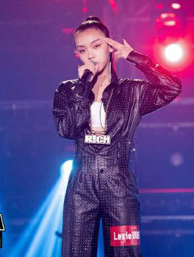 <b>《中国新说唱》张震岳“比耶”卖萌，热狗安心吃瓜变表情包</b>