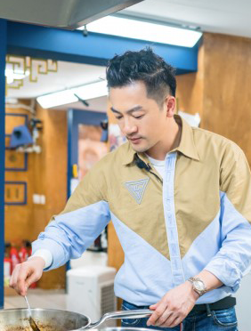 <b>《中餐厅》入席法式派对 苏有朋品“美食”五官扭曲</b>