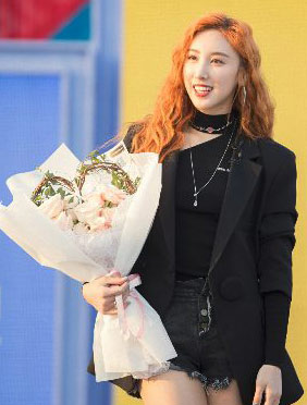 <b>许靖韵加盟《中国音乐公告牌》 与“冻柠茶”现场自拍实力宠粉</b>