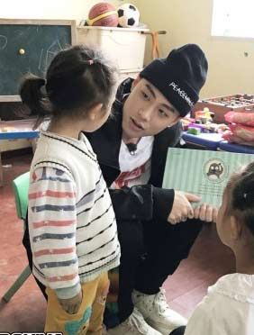 <b>《中国新说唱》X LLJ夹机占2000公里送温暖 人气选手ICE变“孩子王”关爱留守儿</b>