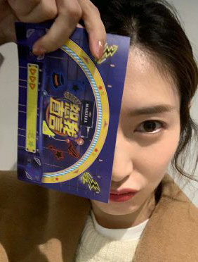 <b>江疏影半遮面自拍庆杀青 手卡竟然比7部手机还厚</b>