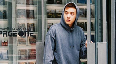 蔡振廷街拍写真出炉 漫步街头尽显青春范儿