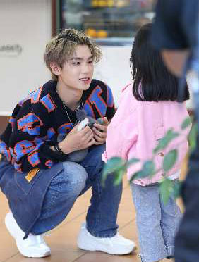 <b>朱正廷Justin毕雯珺挑战澳洲夜市烧烤经营</b>