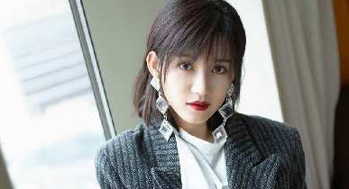 苏青西装亮相全球华语金曲奖 凭《相忘》摘得最具影响力剧集歌曲