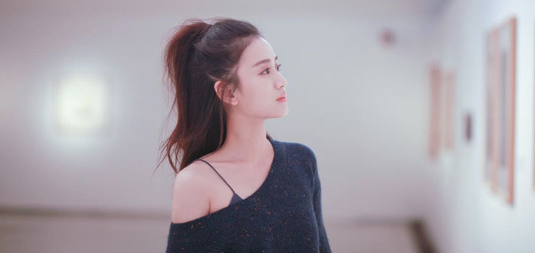 隋源写真曝光 冬日暖阳中展现少女鬼马灵动