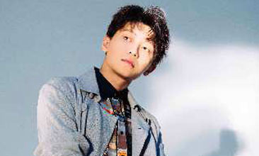 雪龙曝光冬日写真 风衣少年时髦感满分