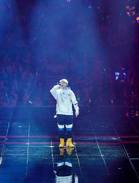 <b>热血演唱《儿子娃娃》 深圳卫视全程现场直播</b>