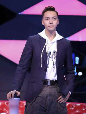 <b>《下一站传奇》B-BOY罗杰反差萌引陈伟霆惊叹，battle赛地板动作“A”爆全场！</b>