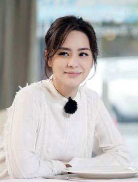 <b>钟欣潼《爸妈学前班》与未婚夫情侣衫出街</b>