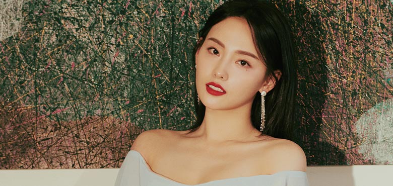 张嘉倪优雅亮相 泪痣锁骨杀低调诠释高级性感