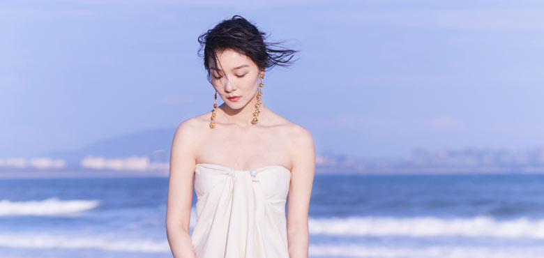 齐溪现身海南岛国际电影节 米色长裙尽显优雅气质