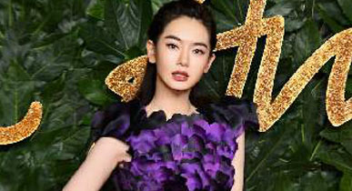 戚薇受邀出席英国时尚大奖 两套礼服美艳亮相国际舞台