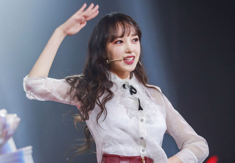 大型心动现场！程潇甜美亮相晚会 元气开场秀嗨翻全场