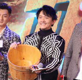 小爱亮相《武林怪兽》首映礼 与刘伟强导