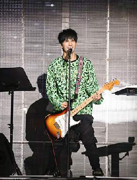 <b>《即刻电音》上演“残忍”团队突围战 大张伟为挽留制作人崩溃大哭</b>