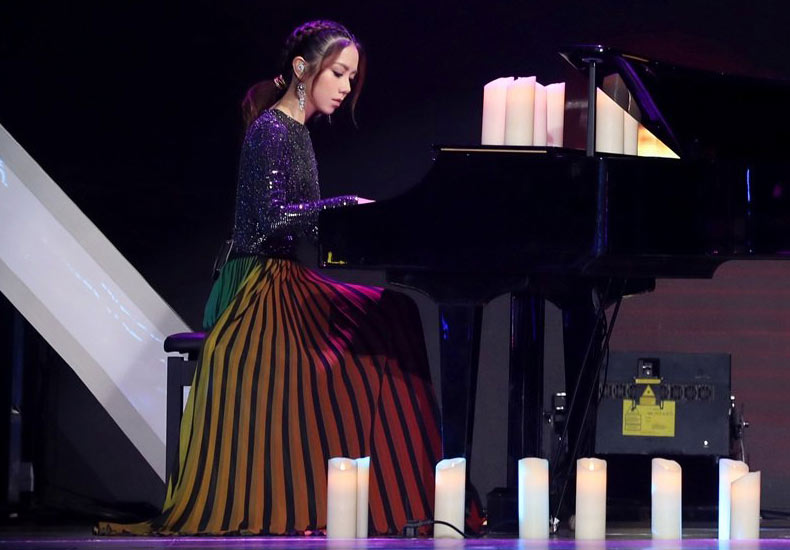 G.E.M.邓紫棋《下一站传奇》登台助演 被《一生所爱》感动落泪