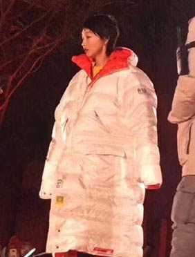 <b>BTV跨年腾格尔撞衫张馨予唱日不落 郑钧逆风上场追着话筒跑</b>