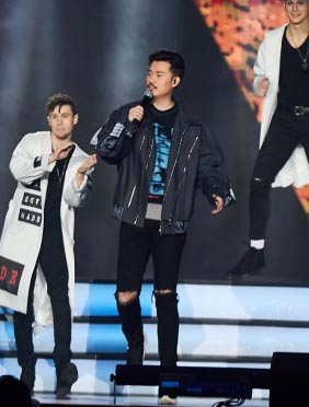 <b>陈赫跨年献唱《找自己》 胡子形象变帅气型男</b>