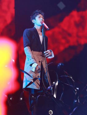 <b>易烊千玺现身跨年晚会 摇滚少年不羁开唱</b>