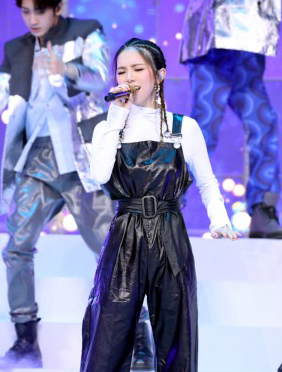 <b>G.E.M.邓紫棋《下一站传奇》带病上阵实力不减 跨年晚会惊艳全场</b>