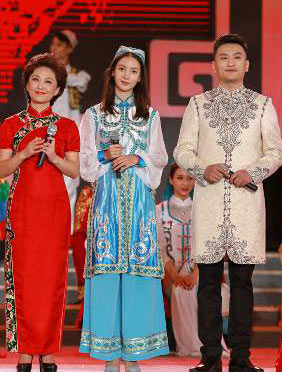 <b>吸睛！金晨惊喜亮相文联晚会 民族造型极具灵动气质</b>