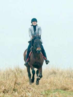 <b>《我家那闺女》傅园慧少女心试骑马服 勇敢尝试新挑战圆梦</b>