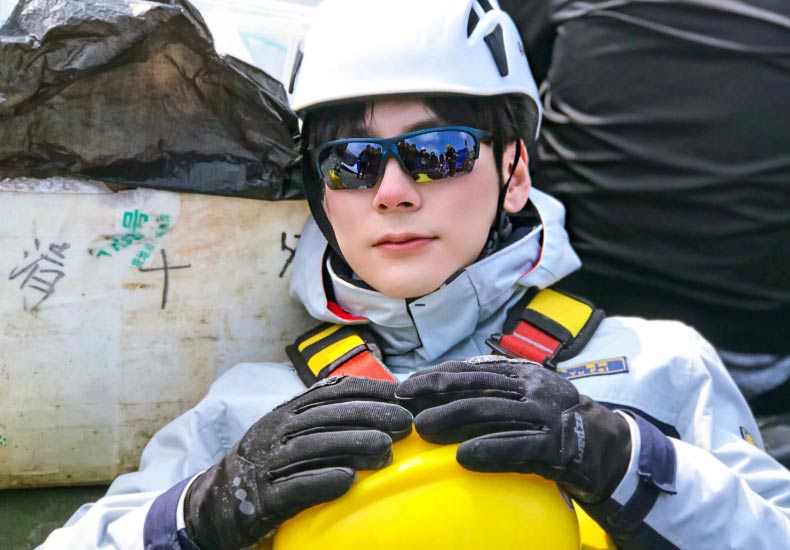 魏哲鸣再晒片场照 极限登山装备十分抢眼