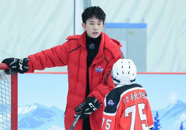 《大冰小将》神秘队伍来袭 易烊千玺暖心送惊喜   