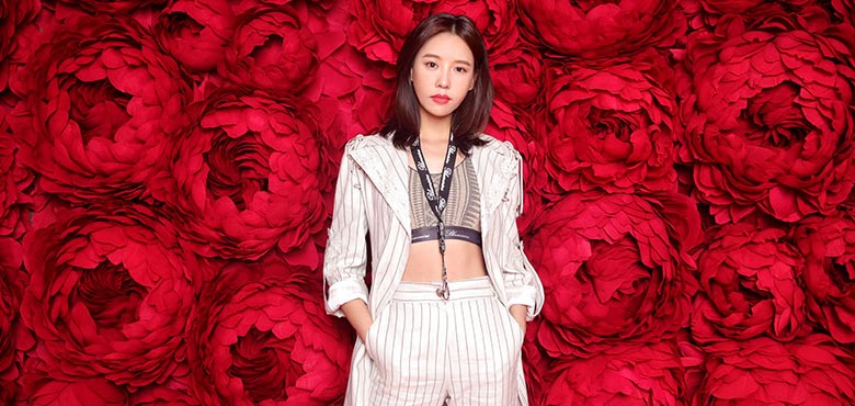 施予斐黑白风“攻气十足”征战秀场 绝佳好身材获设计师盛赞