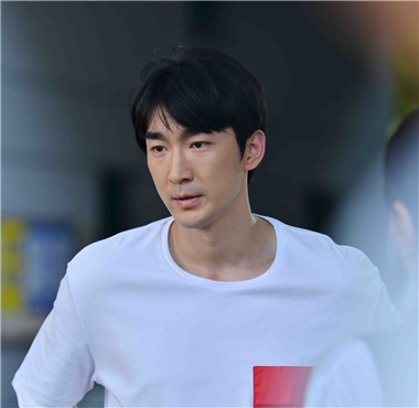 <b>《青春斗》郑家彬惹争议：爱要放肆也要克制</b>