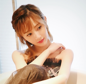 魏小也出席活动造型百变 优雅浪漫美如初